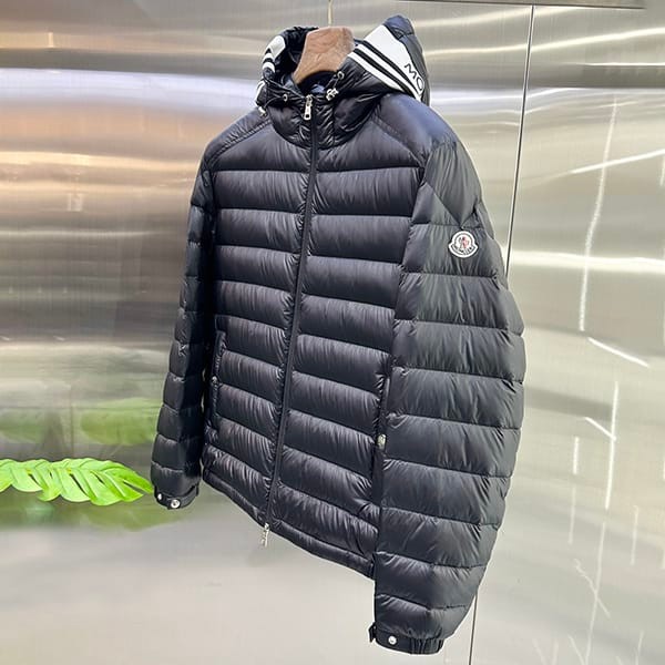 並行輸入品 モンクレール CORNOUR ショートダウンジャケット 2サイズ moj78069